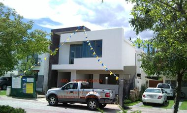 VALLE REAL. COTO NAPOLES. RENTA CASA MINIMALISTA. 4 Reca. 4. Autos.  Doble Seguridad., FRENTE A PARQUE. ZAPOPAN.