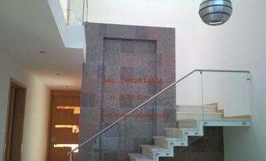 VALLE REAL. COTO NAPOLES. RENTA CASA MINIMALISTA. 4 Reca. 4. Autos.  Doble Seguridad., FRENTE A PARQUE. ZAPOPAN.