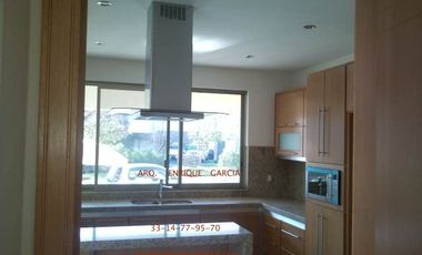 VALLE REAL. COTO NAPOLES. RENTA CASA MINIMALISTA. 4 Reca. 4. Autos.  Doble Seguridad., FRENTE A PARQUE. ZAPOPAN.