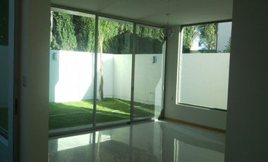 VALLE REAL. COTO NAPOLES. RENTA CASA MINIMALISTA. 4 Reca. 4. Autos.  Doble Seguridad., FRENTE A PARQUE. ZAPOPAN.