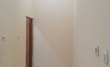 DIJUAL RUMAH BAGUS DAN TERAWAT HADAP TIMUR HARGA PALING MURAH DI ARCADIA DAAN MOGOT