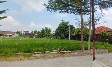 Hanya 3 Menit Pintu Tol Klodran, Homestay dengan Kolam Renang