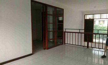 Rumah strategis di lebak bulus (dekat mrt) cocok untuk kantor dan hunian