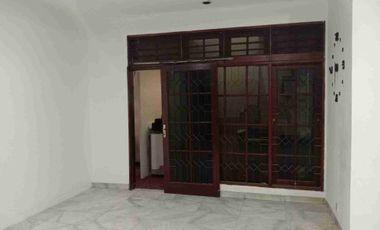 Rumah strategis di lebak bulus (dekat mrt) cocok untuk kantor dan hunian