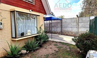 Se Vende Linda Casa Aislada de dos pisos, en Condominio Valle Molinos, altura paradero 10, comuna de La Cruz.