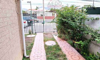 Se Vende Linda Casa Aislada de dos pisos, en Condominio Valle Molinos, altura paradero 10, comuna de La Cruz.