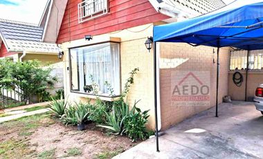 Se Vende Linda Casa Aislada de dos pisos, en Condominio Valle Molinos, altura paradero 10, comuna de La Cruz.