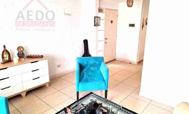 Se Vende Linda Casa Aislada de dos pisos, en Condominio Valle Molinos, altura paradero 10, comuna de La Cruz.