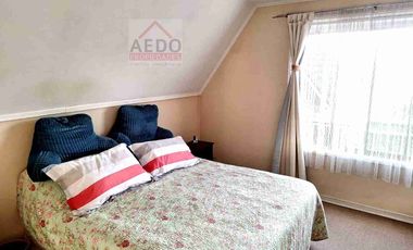 Se Vende Linda Casa Aislada de dos pisos, en Condominio Valle Molinos, altura paradero 10, comuna de La Cruz.