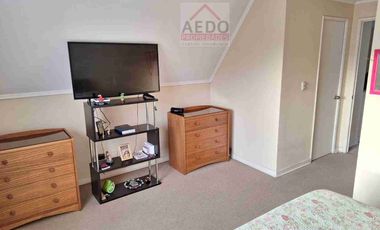 Se Vende Linda Casa Aislada de dos pisos, en Condominio Valle Molinos, altura paradero 10, comuna de La Cruz.