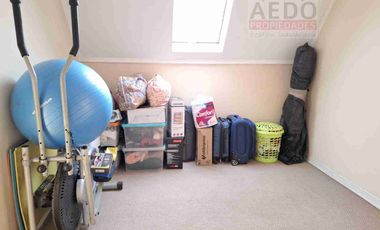 Se Vende Linda Casa Aislada de dos pisos, en Condominio Valle Molinos, altura paradero 10, comuna de La Cruz.