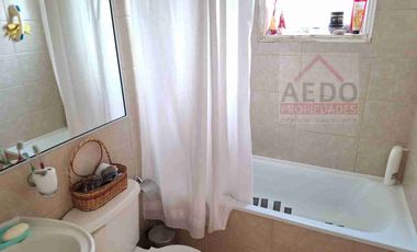 Se Vende Linda Casa Aislada de dos pisos, en Condominio Valle Molinos, altura paradero 10, comuna de La Cruz.