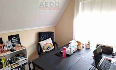 Se Vende Linda Casa Aislada de dos pisos, en Condominio Valle Molinos, altura paradero 10, comuna de La Cruz.