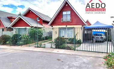 Se Vende Linda Casa Aislada de dos pisos, en Condominio Valle Molinos, altura paradero 10, comuna de La Cruz.