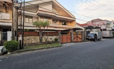 House for sale in Darmo Permai surabaya. Super strategic business area. Located near car showrooms, OYO, boarding houses, and other businesses.
