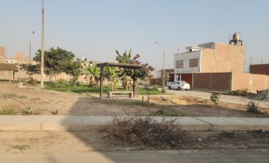 VENTA DE TERRENO CERCADOEN CARABAYLLO DE 110 M2 FRENTE A PARQUE