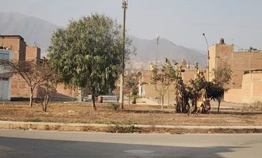 VENTA DE TERRENO CERCADOEN CARABAYLLO DE 110 M2 FRENTE A PARQUE