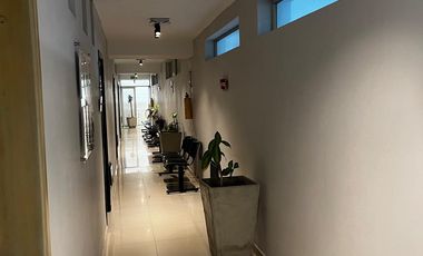 Oficina-local en arriendo con balcón en barrio jardín