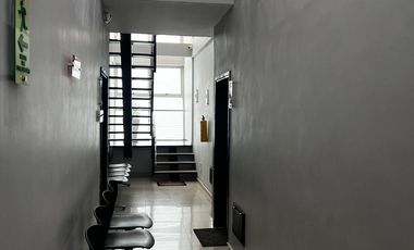 Oficina-local en arriendo con balcón en barrio jardín