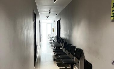 Oficina-local en arriendo con balcón en barrio jardín