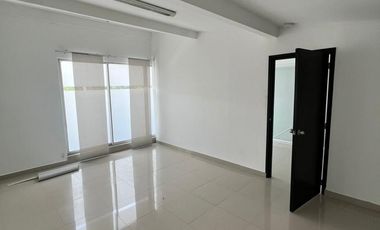Oficina-local en arriendo con balcón en barrio jardín