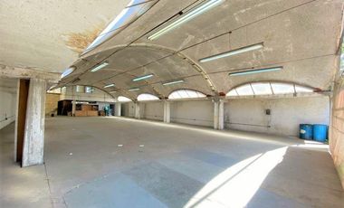 Bodega en VENTA y RENTA en IZTAPALAPA con oficinas y patio.
