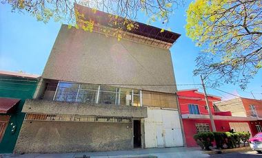 Bodega en VENTA y RENTA en IZTAPALAPA con oficinas y patio.
