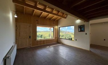 En venta amplia casa chilota en Castro, Chiloé