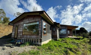 En venta amplia casa chilota en Castro, Chiloé