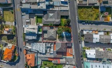 CASA EN VENTA CON  TERRENO EN QUITO