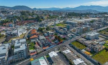 CASA EN VENTA CON  TERRENO EN QUITO