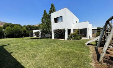 Preciosa y Exclusiva Casa en Condominio en Chicureo - Venta 14500 UF