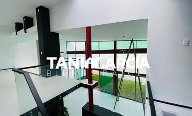 Rento Bella Casa, diseño doble altura, Fraccionamiento Privado en Córdoba.