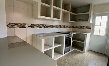 CASA DE 3 RECAMARAS EN RENTA EN FRACCIONAMIENTO BONATERRA. EN CLUSTER CON ALBERCA.