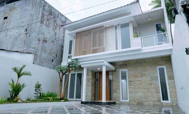 DIJUAL RUMAH 2 LANTAI MODERN MINIMALIS – DEKAT HOTEL HYATT, JALAN PALAGAN YOGYAKARTA