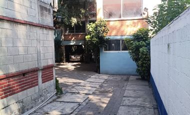 VENTA Lote comercial, con casa y salones para escuela u oficinas sobre avenida