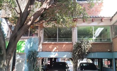 VENTA Lote comercial, con casa y salones para escuela u oficinas sobre avenida