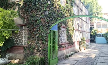 VENTA Lote comercial, con casa y salones para escuela u oficinas sobre avenida