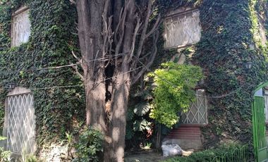 VENTA Lote comercial, con casa y salones para escuela u oficinas sobre avenida