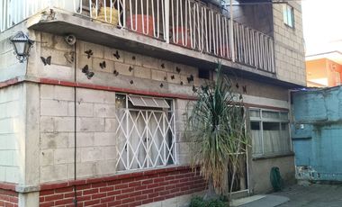 VENTA Lote comercial, con casa y salones para escuela u oficinas sobre avenida