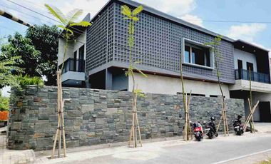 rumah mewah kolam renang di solo kota