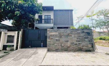 rumah mewah kolam renang di solo kota