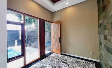 rumah mewah kolam renang di solo kota