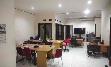 RUMAH DI SEWAKAN DUA LANTAI BISA BUAT KANTOR