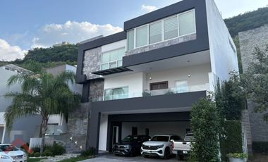 Residencia en Venta en Lagos del Vergel 3 Niveles Alberca Paneles Monterrey, N. L.