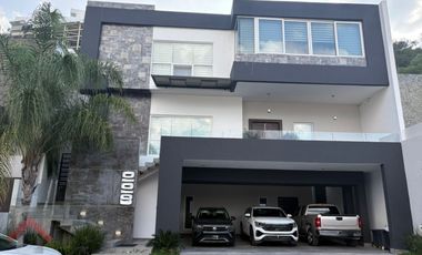 Residencia en Venta en Lagos del Vergel 3 Niveles Alberca Paneles Monterrey, N. L.
