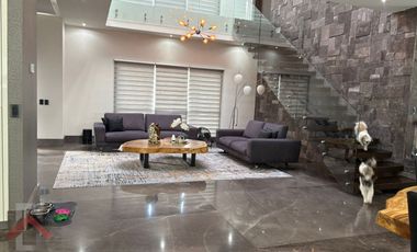 Residencia en Venta en Lagos del Vergel 3 Niveles Alberca Paneles Monterrey, N. L.