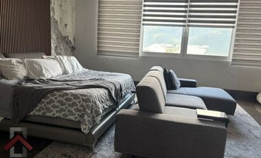 Residencia en Venta en Lagos del Vergel 3 Niveles Alberca Paneles Monterrey, N. L.