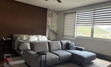 Residencia en Venta en Lagos del Vergel 3 Niveles Alberca Paneles Monterrey, N. L.