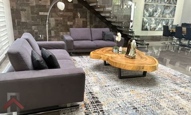 Residencia en Venta en Lagos del Vergel 3 Niveles Alberca Paneles Monterrey, N. L.